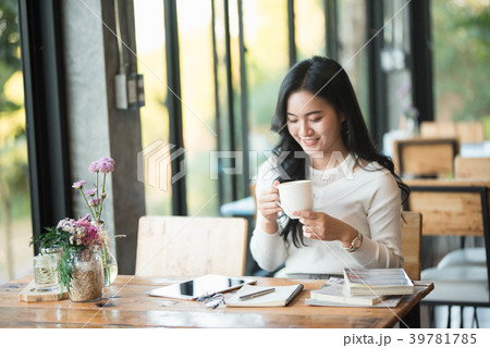 asia girl drink coffee and working in the cafe 39781785