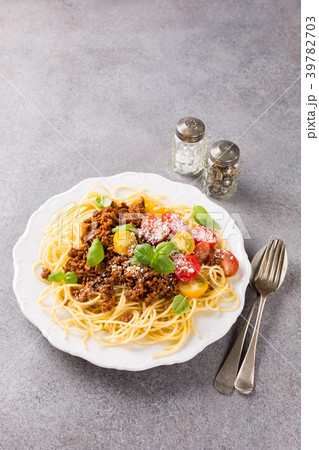 Spaghetti Bolognaise topped with minced beef Spaghetti Bolognaise topped with minced beef 39782703
