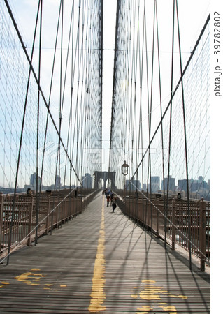 Brooklyn bridge with light shade, New york Brooklyn bridge with light shade, New york 39782802