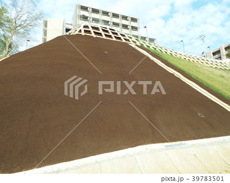 法面枠内に生育基盤材と植物の種子を吹き付けます 39783501