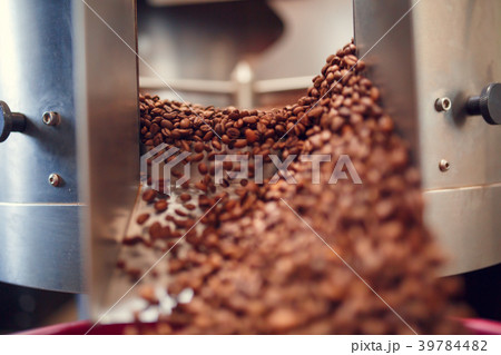 Photo of falling roasted coffee beans from roaster 39784482