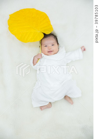 葉っぱを持つ赤ちゃん 39785103