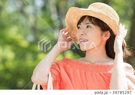 麦わら帽子をかぶった若い日本人女性の写真素材 [39785297] - PIXTA