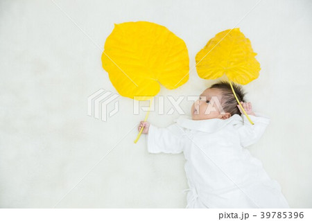 葉っぱを持つ赤ちゃん  39785396