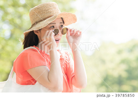 麦わら帽子をかぶった若い日本人女性 39785850