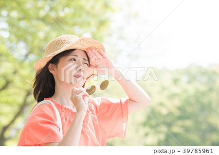 サングラスを外す若い日本人女性 サングラスを外す若い日本人女性 39785961