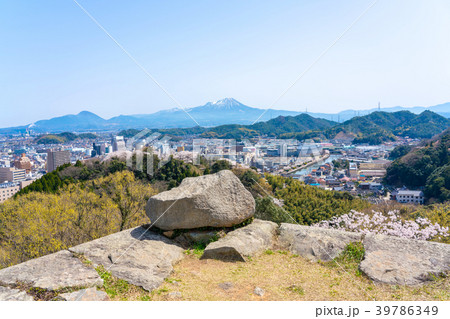 桜咲く春の米子城跡と米子市内と大山 39786349