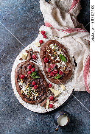 Dessert chocolate pizza Dessert chocolate pizza 39787436