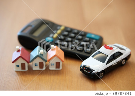 家とパトカー 39787841