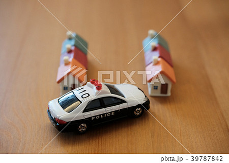 家とパトカー 39787842