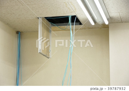 LANケーブル配線工事中 39787932