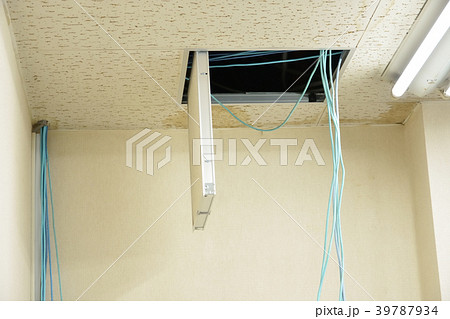 LANケーブル配線工事中 LANケーブル配線工事中 39787934