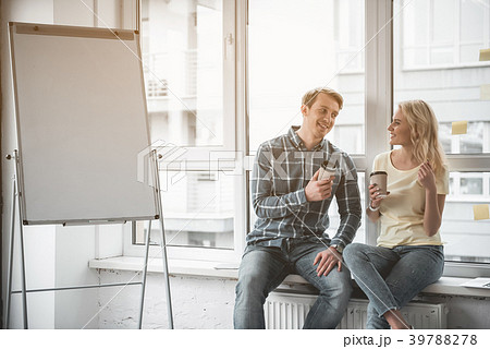 Satisfied colleagues talking during coffee break 39788278