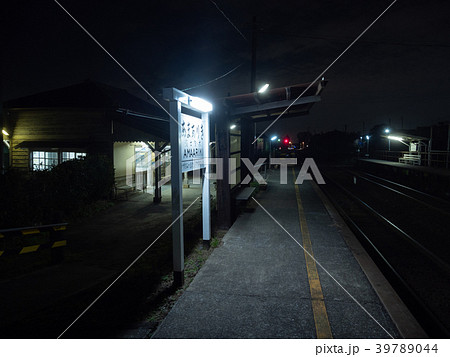 夜の無人駅の写真素材