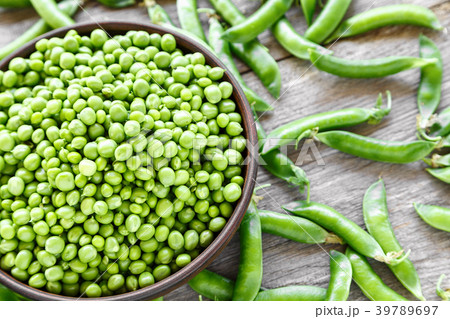 Fresh green peas in a plate 39789697