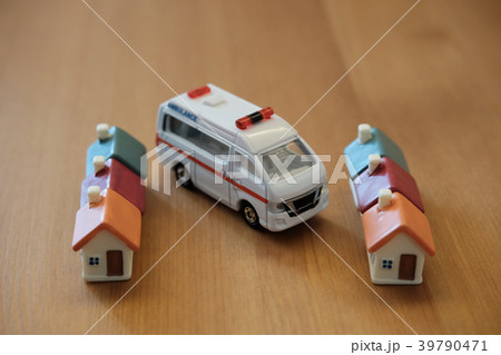 家と救急車 家と救急車 39790471
