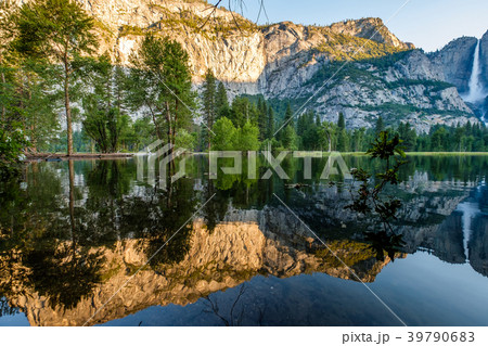 Merced River and Yosemite Falls landscape Merced River and Yosemite Falls landscape 39790683