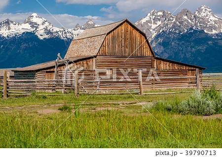 Old barn in Grand Teton Mountains 39790713