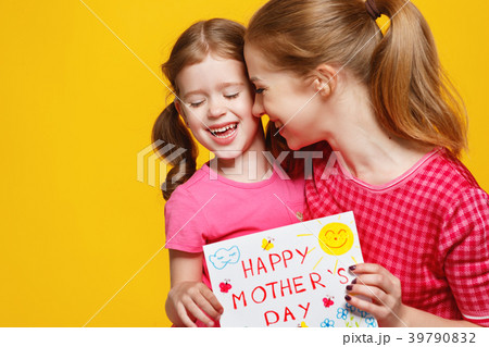 concept of mother's day. mom and child girl with postcard on col 39790832