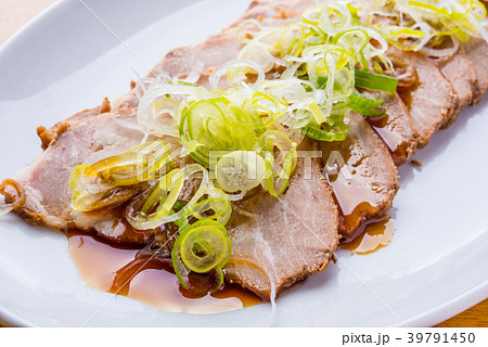 ネギ、タレのかかった豚肩ロース肉のチャーシュー スライス ネギ、タレのかかった豚肩ロース肉のチャーシュー スライス 39791450