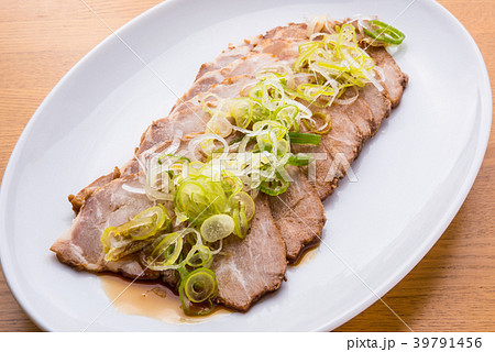 ネギ タレのかかった豚肩ロース肉のチャーシュー スライスの写真素材