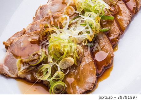 ネギ タレのかかった豚肩ロース肉のチャーシュー スライスの写真素材