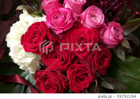 赤とピンクのバラのフラワーアレンジメント 39792264