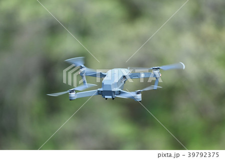 上から見た飛行中のドローン 39792375