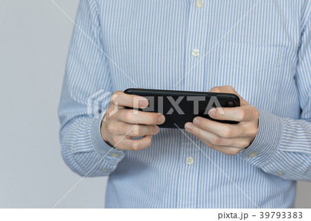 男性スマホ白バック 男性スマホ白バック 39793383
