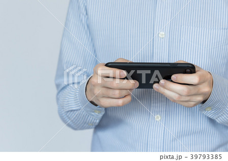 男性スマホ白バック 男性スマホ白バック 39793385
