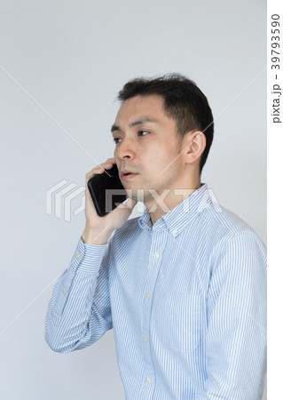 男性スマホ白バック 39793590