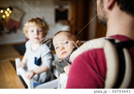 Father with two toddlers at home. 39793643