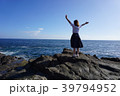 海で手を挙げる人 39794952
