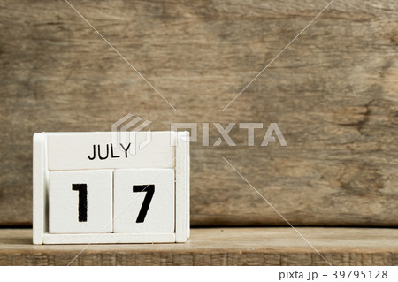 White block calendar present date 17 and July 39795128