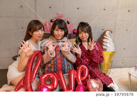 パジャマパーティー インスタ映え ベッド 3人 39795676
