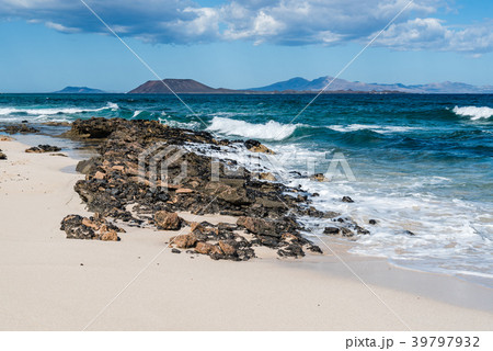 Scenic view of rocks on the beach 39797932