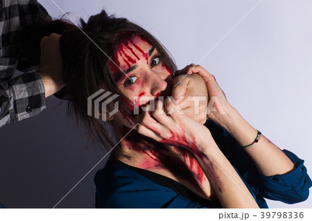 Sexual abuse with a man attacking to a scared 39798336