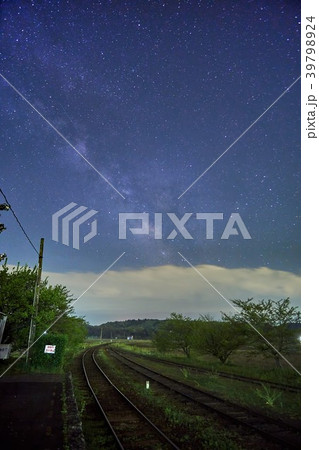 千葉県　小湊鉄道　上総鶴舞駅と天の川 39798924