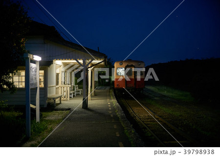 千葉県　小湊鉄道　夜の上総鶴舞駅 39798938