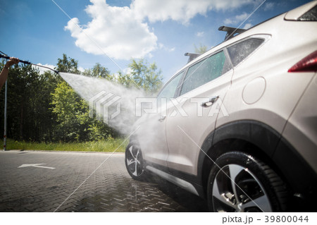 Manual car wash with pressurized water. 39800044