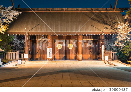 靖国神社 神門 夜景 （東京都千代田区） 2018年3月撮影の写真素材 