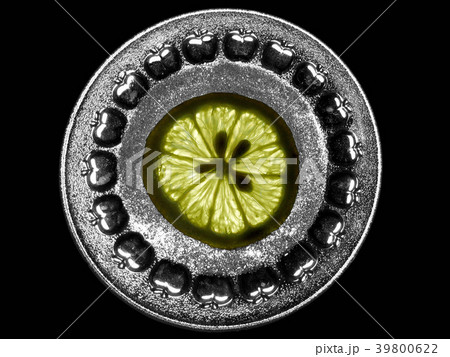 Slice of lemon, sprinkled with sugar Slice of lemon, sprinkled with sugar 39800622