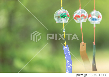 夏の風物詩　風に揺らぐ複数のガラス風鈴 39801344