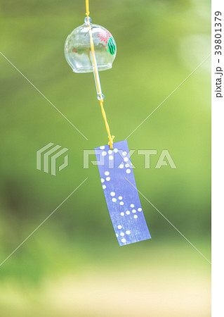 夏の風物詩 風に揺らぐスイカ柄の風鈴 夏の風物詩 風に揺らぐスイカ柄の風鈴 39801379