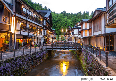 銀山温泉 日暮頃の温泉街の写真素材 [39801638] - PIXTA