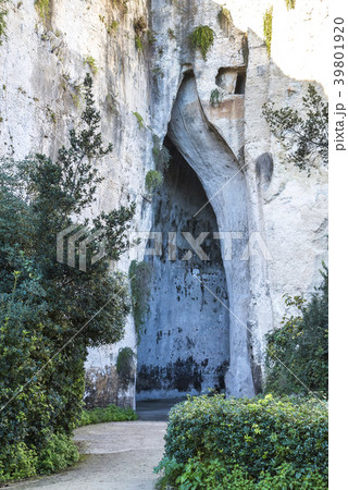 天国の石切り場の洞窟入り口ディオニュシオスの耳の写真素材