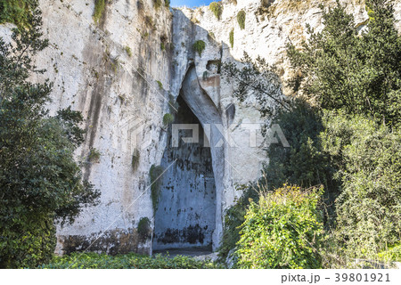 天国の石切り場の洞窟入り口ディオニュシオスの耳の写真素材