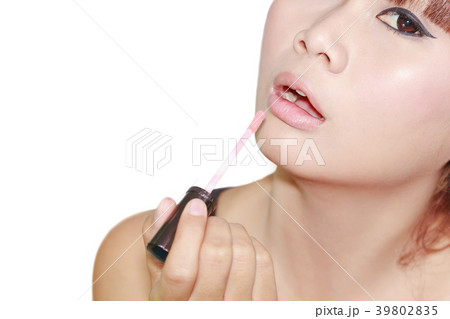 Woman applying lipgross 39802835