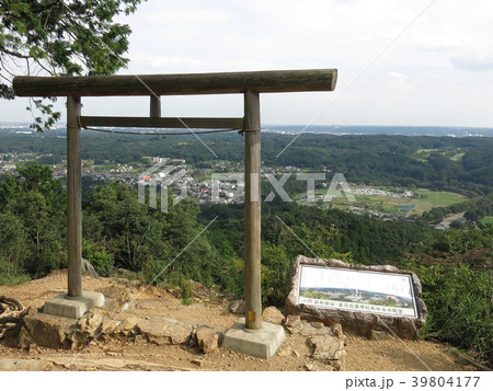 日和田山の金刀比羅神社二の鳥居からの眺め(巾着田) 日和田山の金刀比羅神社二の鳥居からの眺め(巾着田) 39804177
