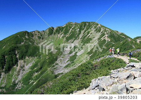 　夏の青空と仙丈ヶ岳 39805203